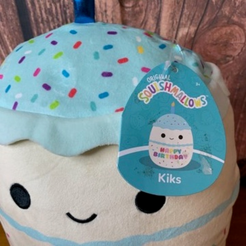 NWT Squishmallows Kiks Birthday Cupcake Plush 10in Hang Tag