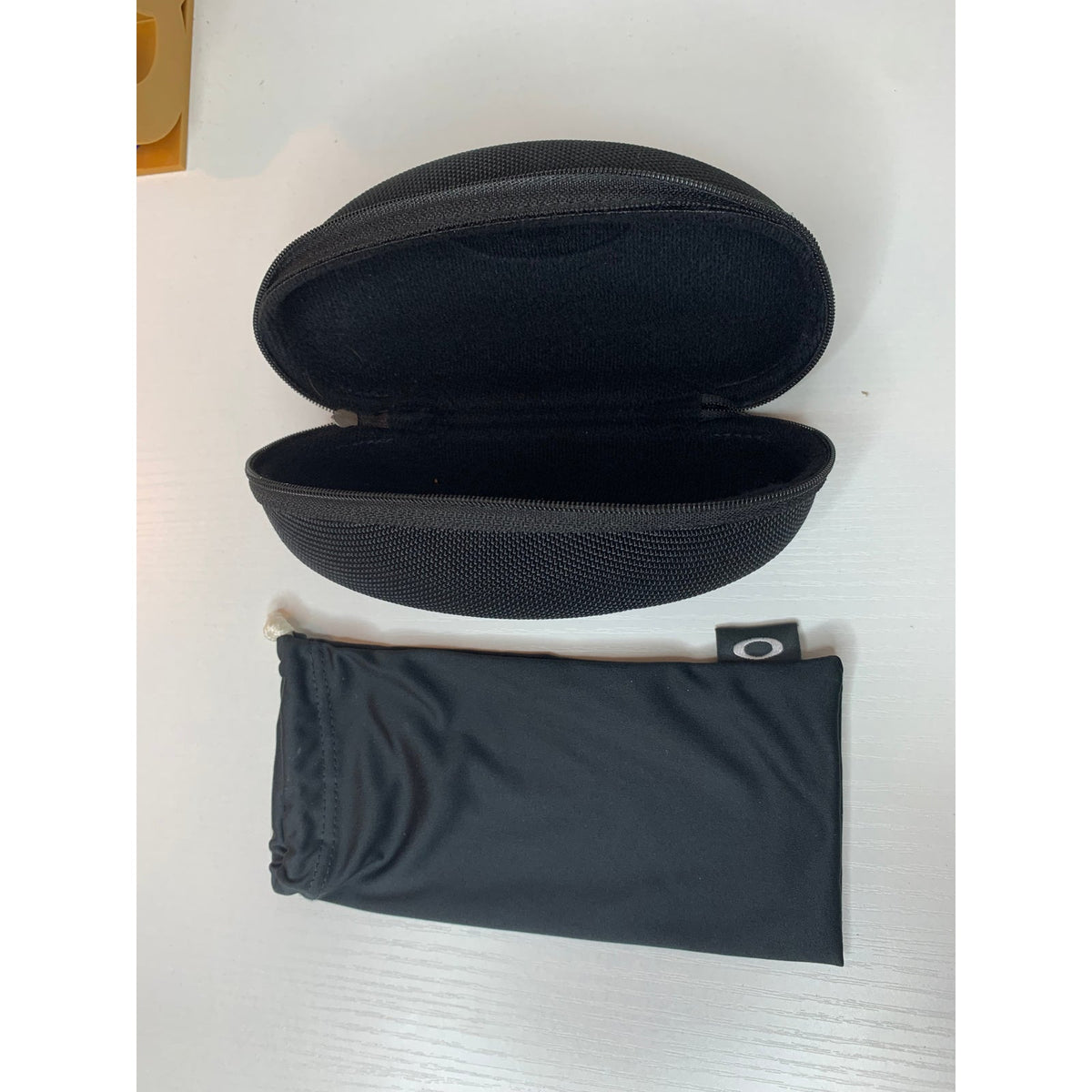 Oakley Black Hard Shell Zipper Sunglasses Case Pouch Microfiber Cleaning Bag