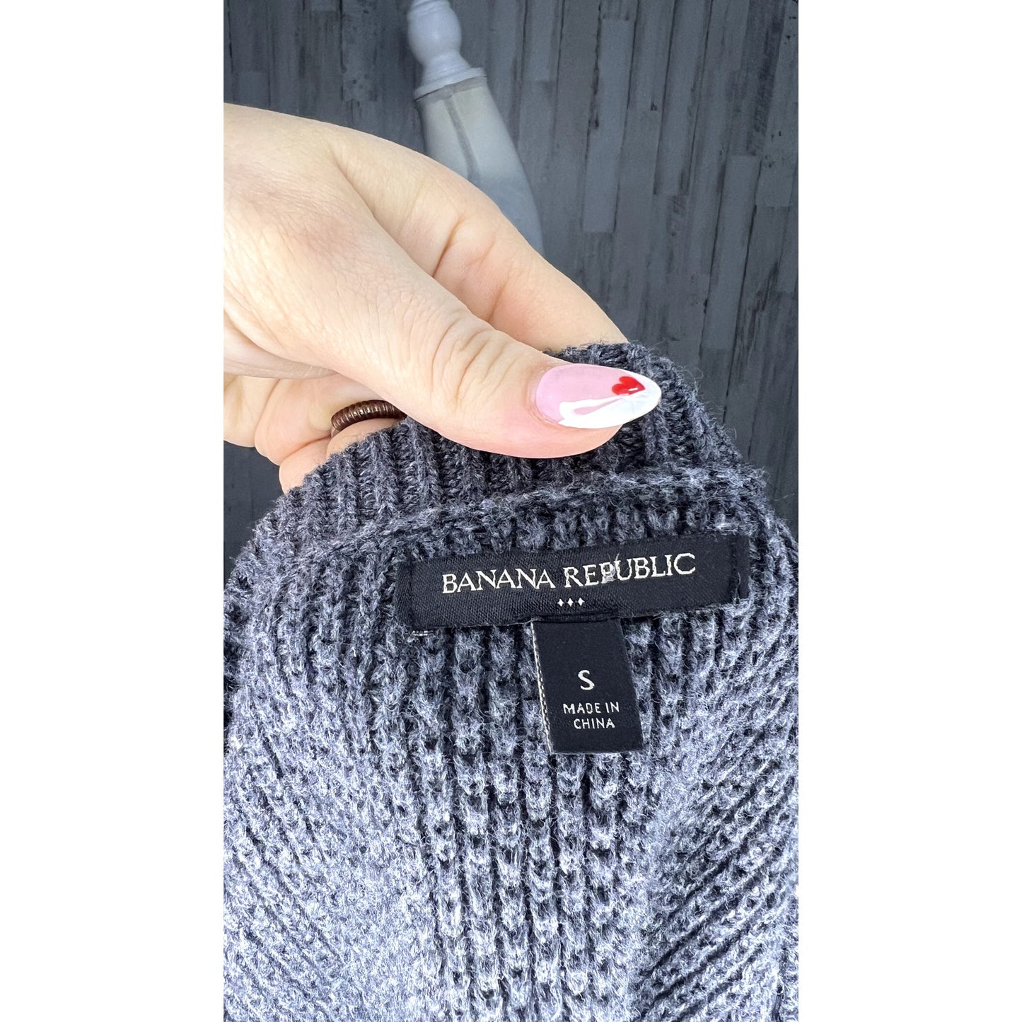 Banana Republic Women's V-Neck Knit Gray Pullover Sweater Size Small