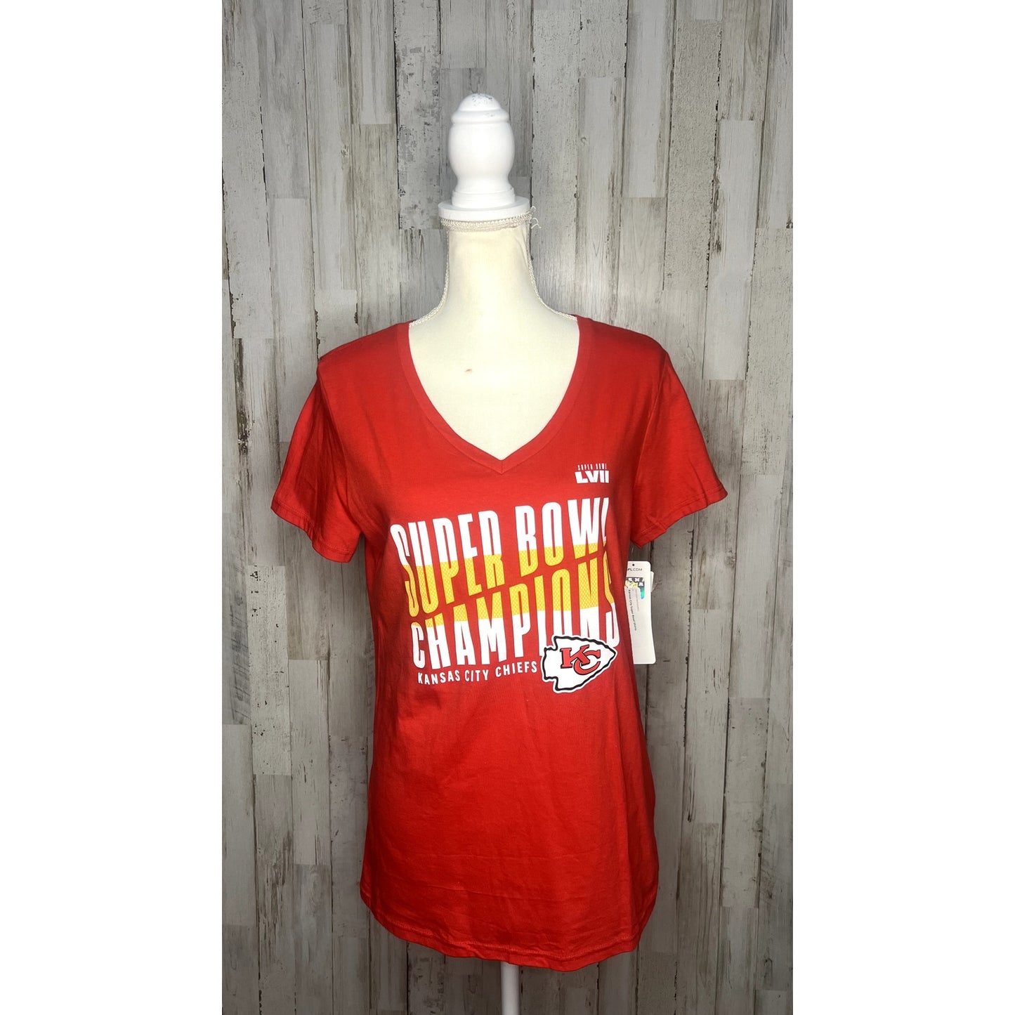 NWT Kansas City Chiefs Womens Large Red Super Bowl LVII Champions V-Neck T-Shirt