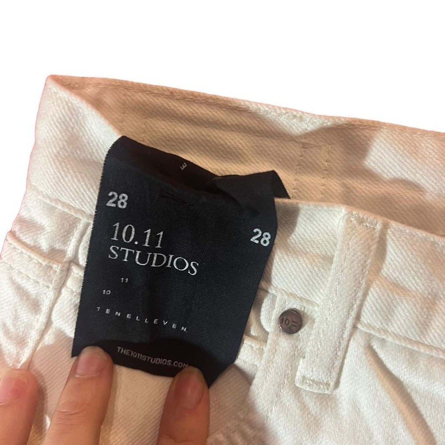 10.11 STUDIOS WHITE BOYFRIEND JEANS SIZE 28