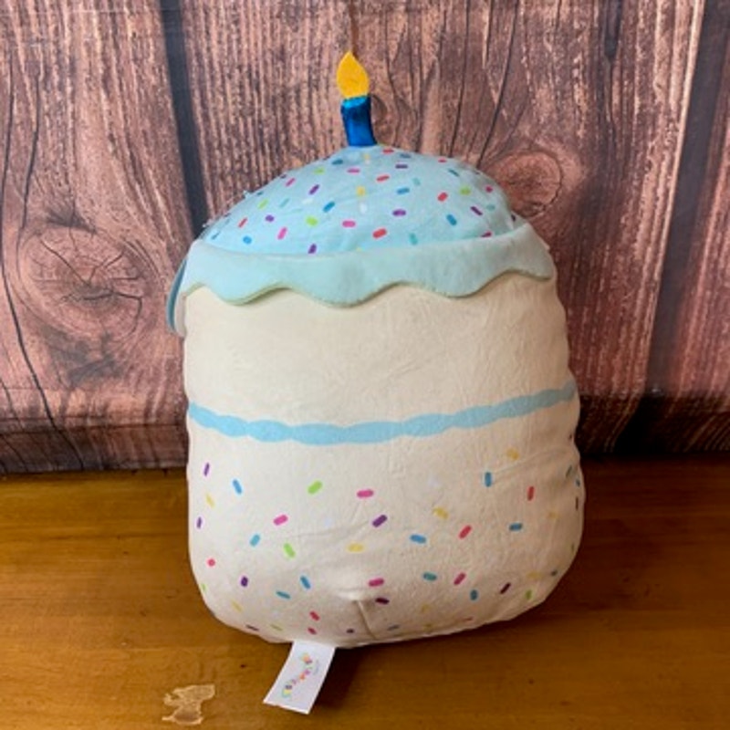 NWT Squishmallows Kiks Birthday Cupcake Plush 10in Hang Tag