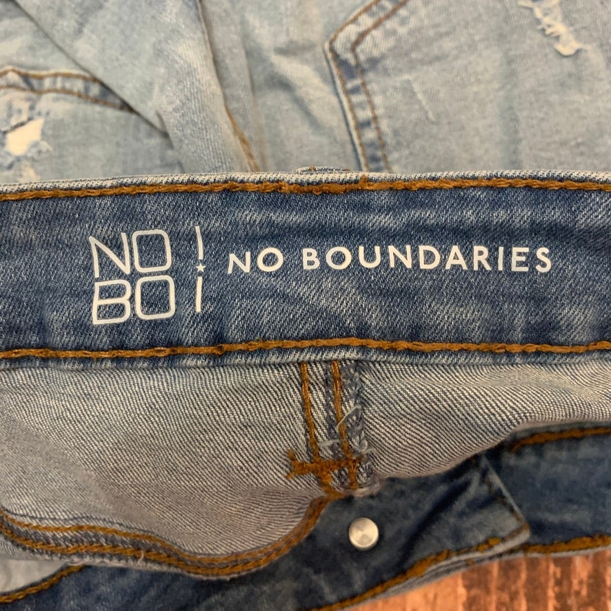 No Boundaries Light Hi-Rise Fray Hem Denim Shorts Size 11