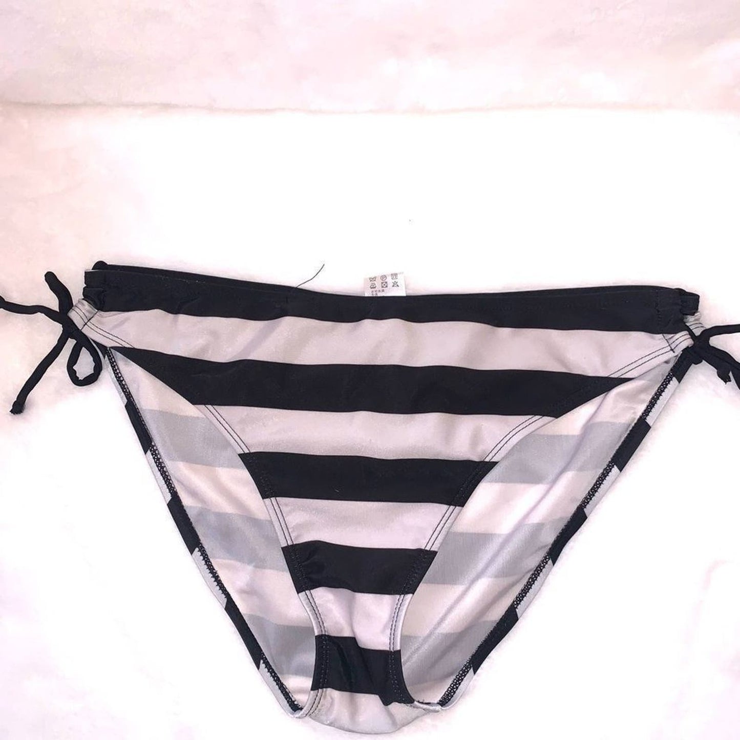 Set 3 Xhilaration bikini bottoms L