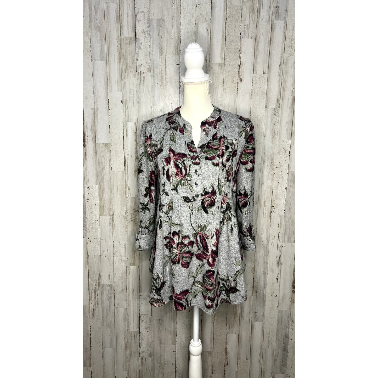 Kim Rogers Women's Size Medium Gray Floral 3/4 Sleeve V-Neck Blouse