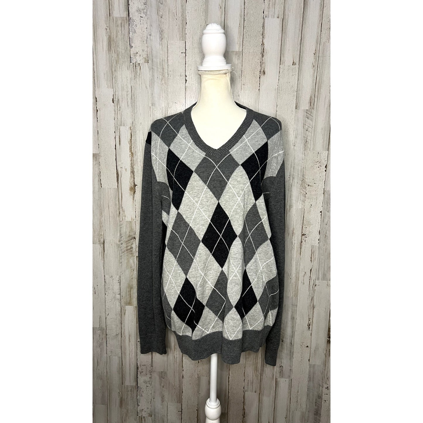 Express Design Studio Women's Size Large Gray Argyle V-Neck Sweater