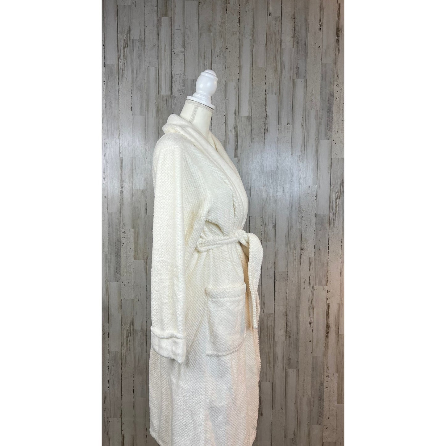 ULTA Women's S/M Fluffy White Bathrobe Tie Wrap Shawl Collar Soft Pockets