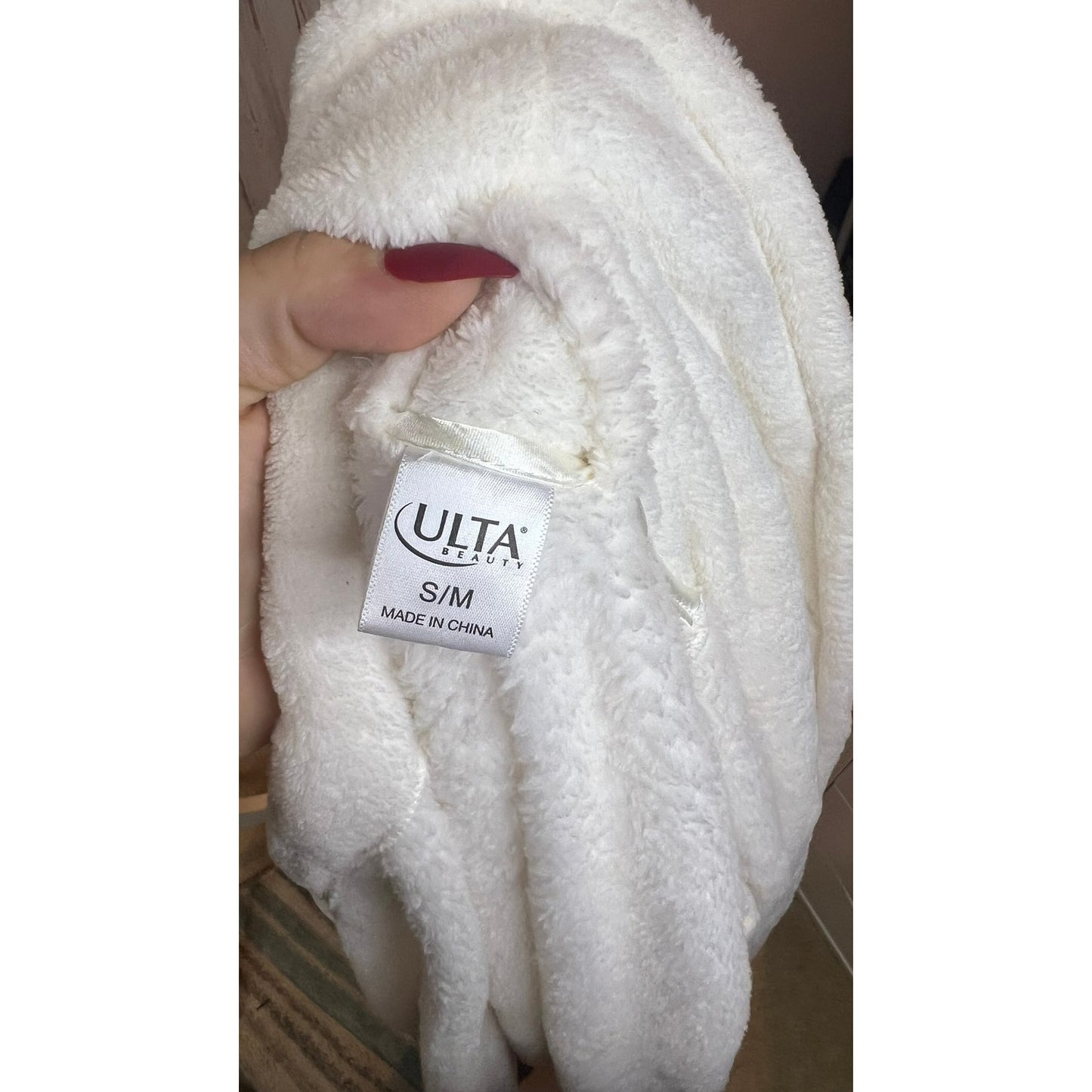 ULTA Women's S/M Fluffy White Bathrobe Tie Wrap Shawl Collar Soft Pockets