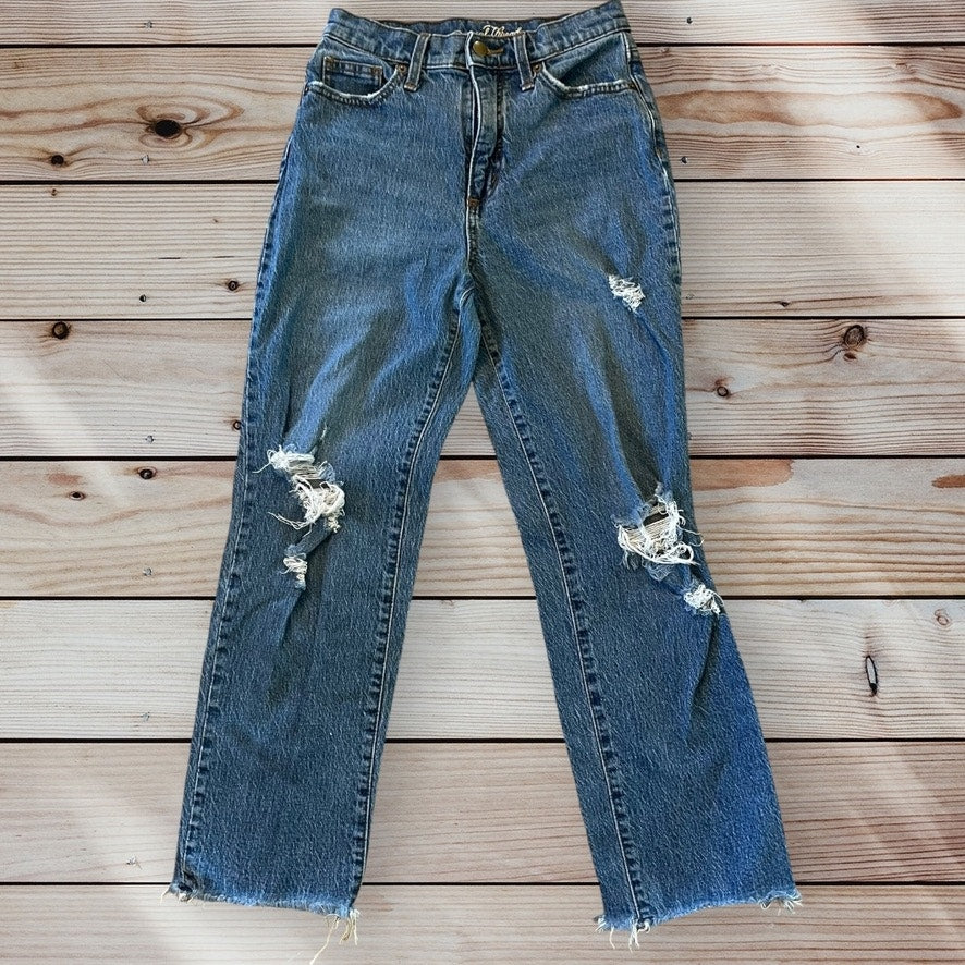 Universal Thread Women's Size 2 Distressed Blue Vintage Straight Jeans