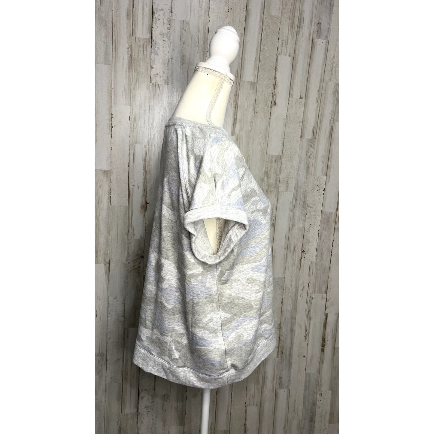 Jane and Delancey Women's Camo Pullover Top Gray Size Large Casual