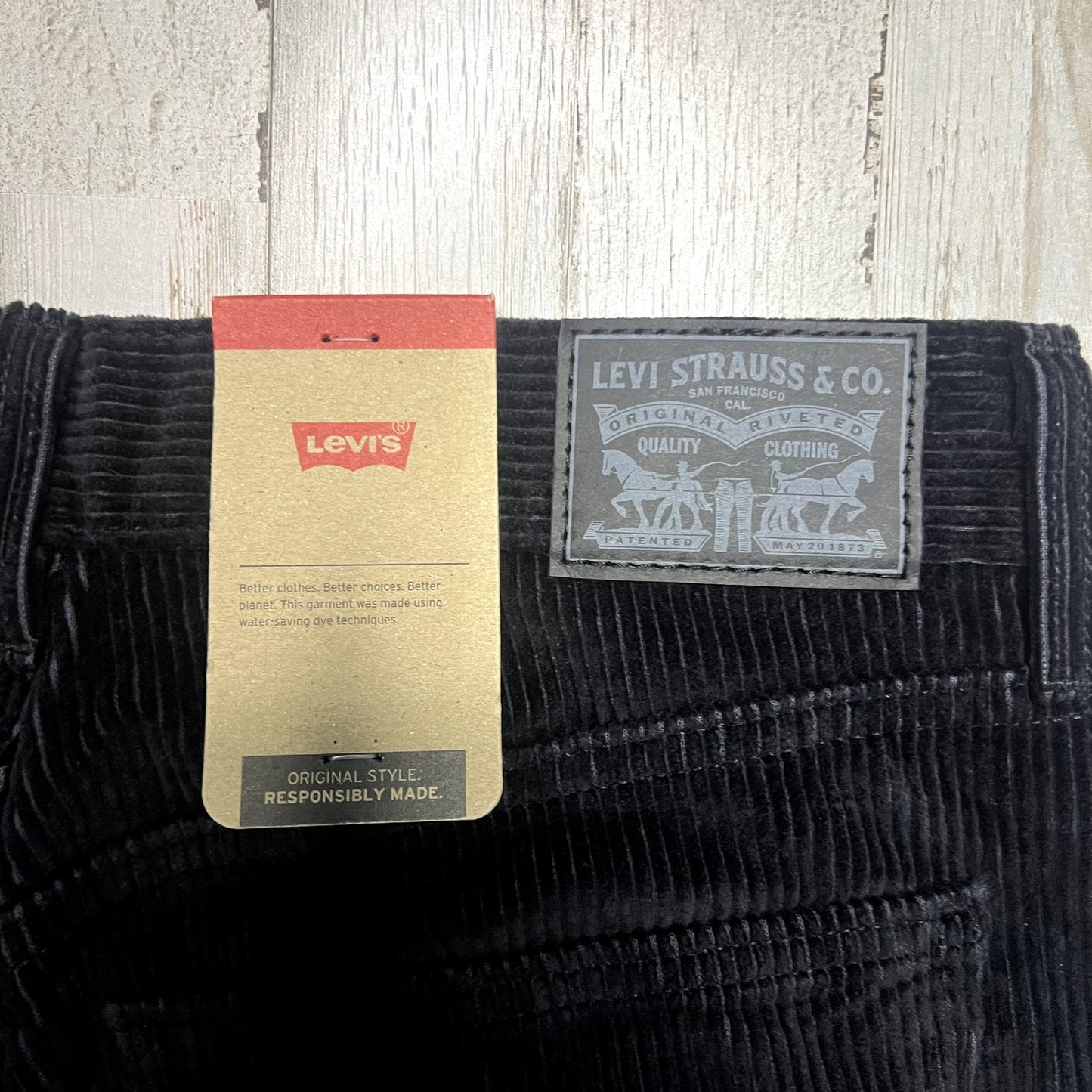 NWT Levi's Men's Size 29x30 Black Straight Leg Wide Wale Corduroy Jeans