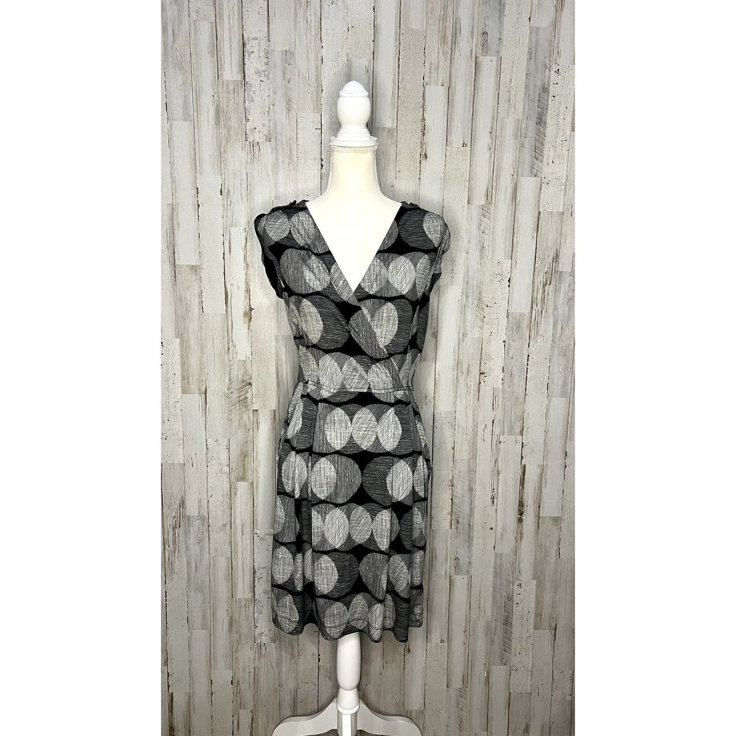 Banana Republic Women's XS Black & White Circular Knee Length Dress