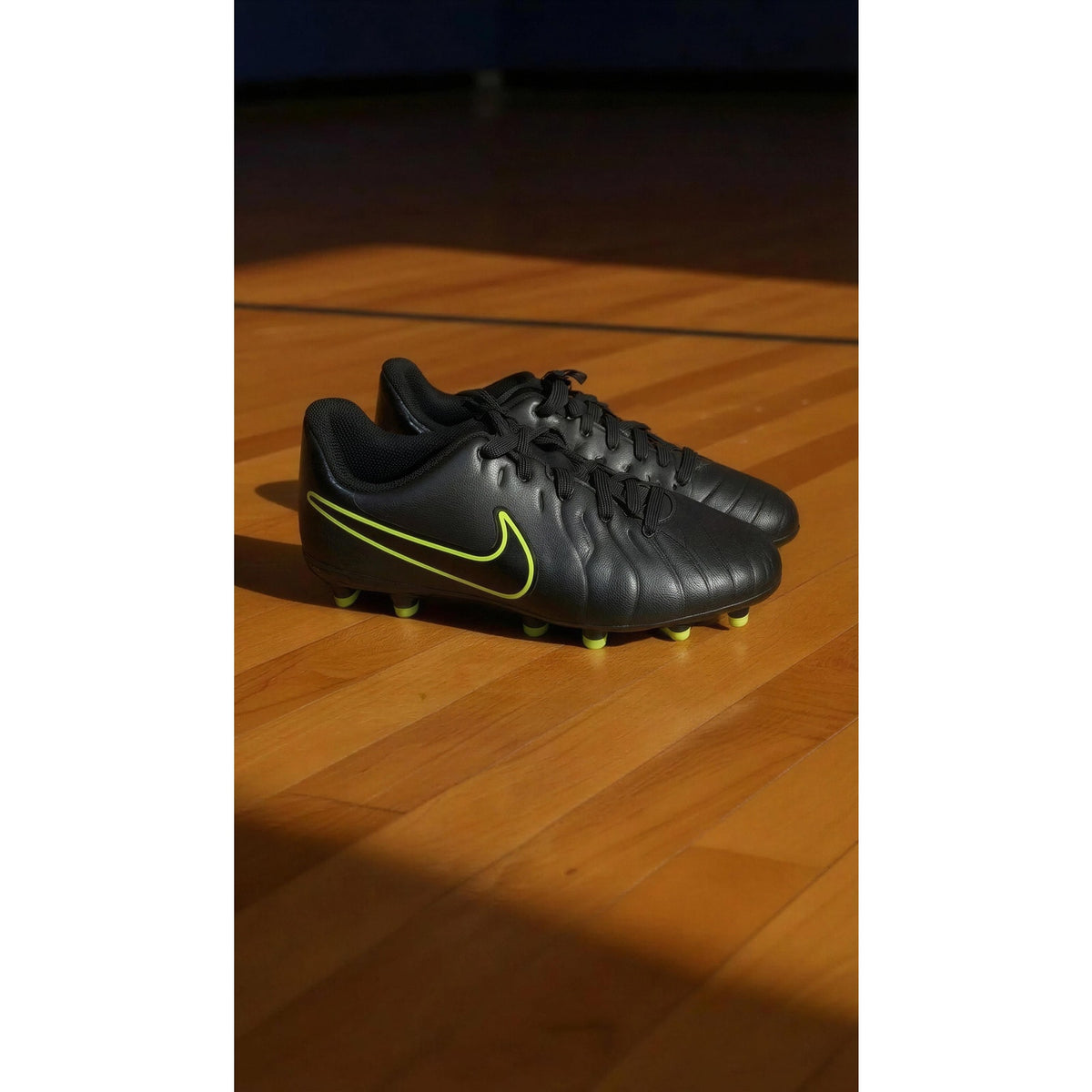 Nike Jr Tiempo Legend Soccer Cleats Black/Volt Size 3.5Y