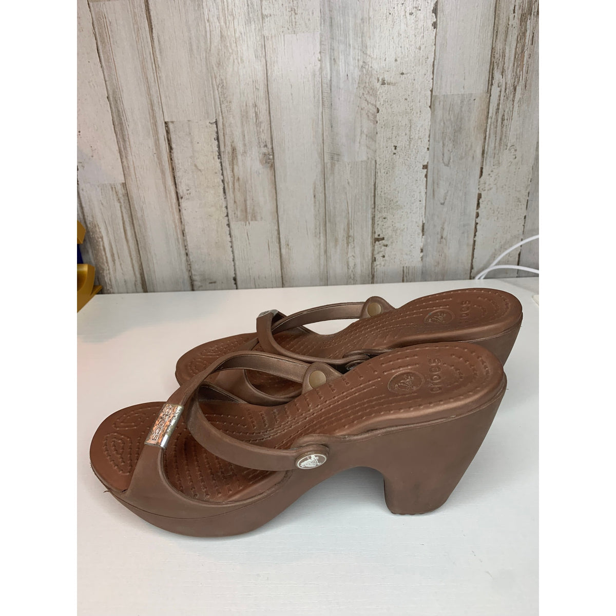 Crocs Cyprus Wedge Sandals Womens Size 8 Brown Slip On Crisscross Strap