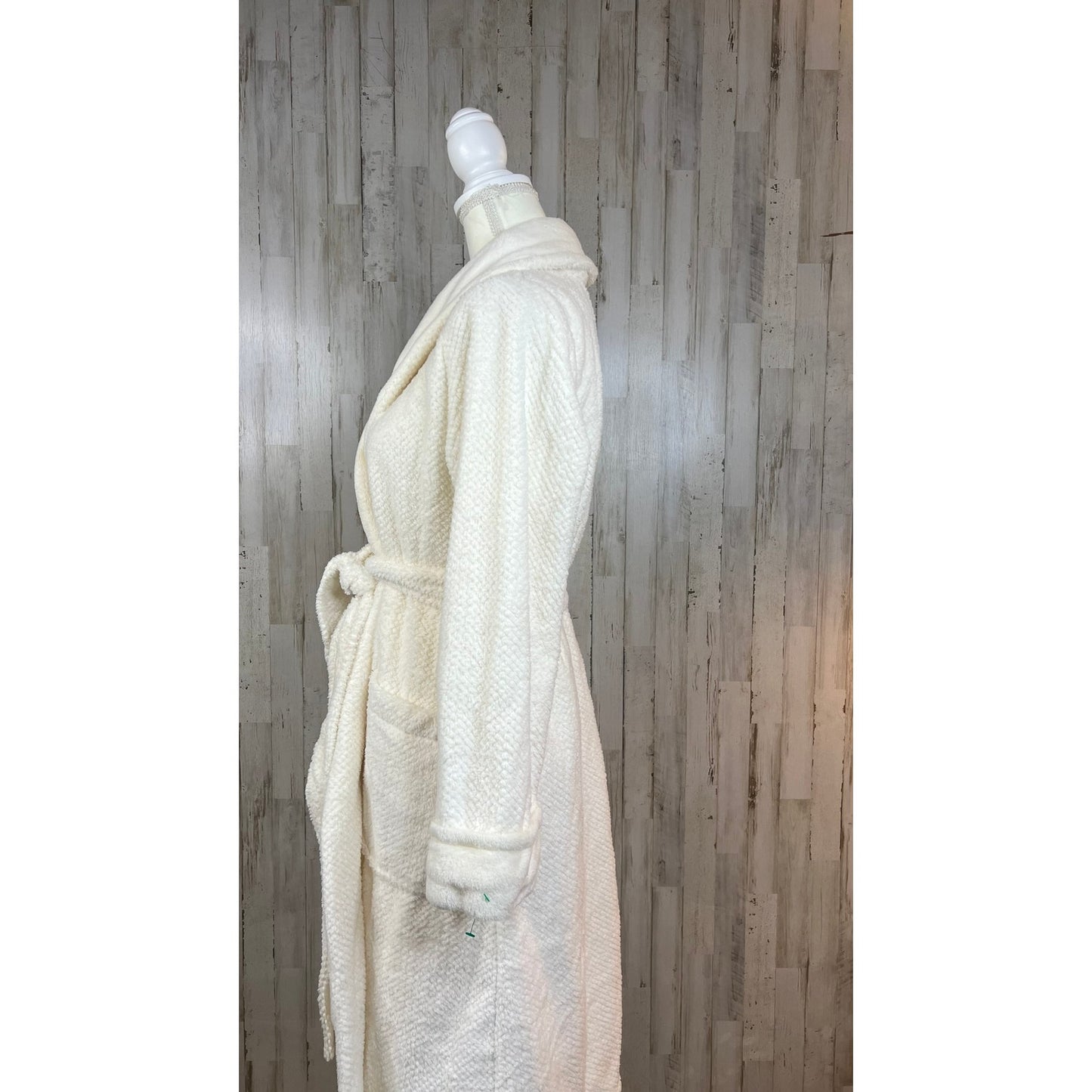 ULTA Women's S/M Fluffy White Bathrobe Tie Wrap Shawl Collar Soft Pockets