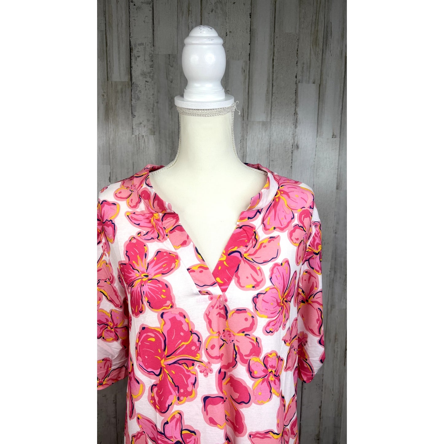 Simply Southern Women's Medium Pink Floral Tunic Top V-Neck Short Sleeve Blouse