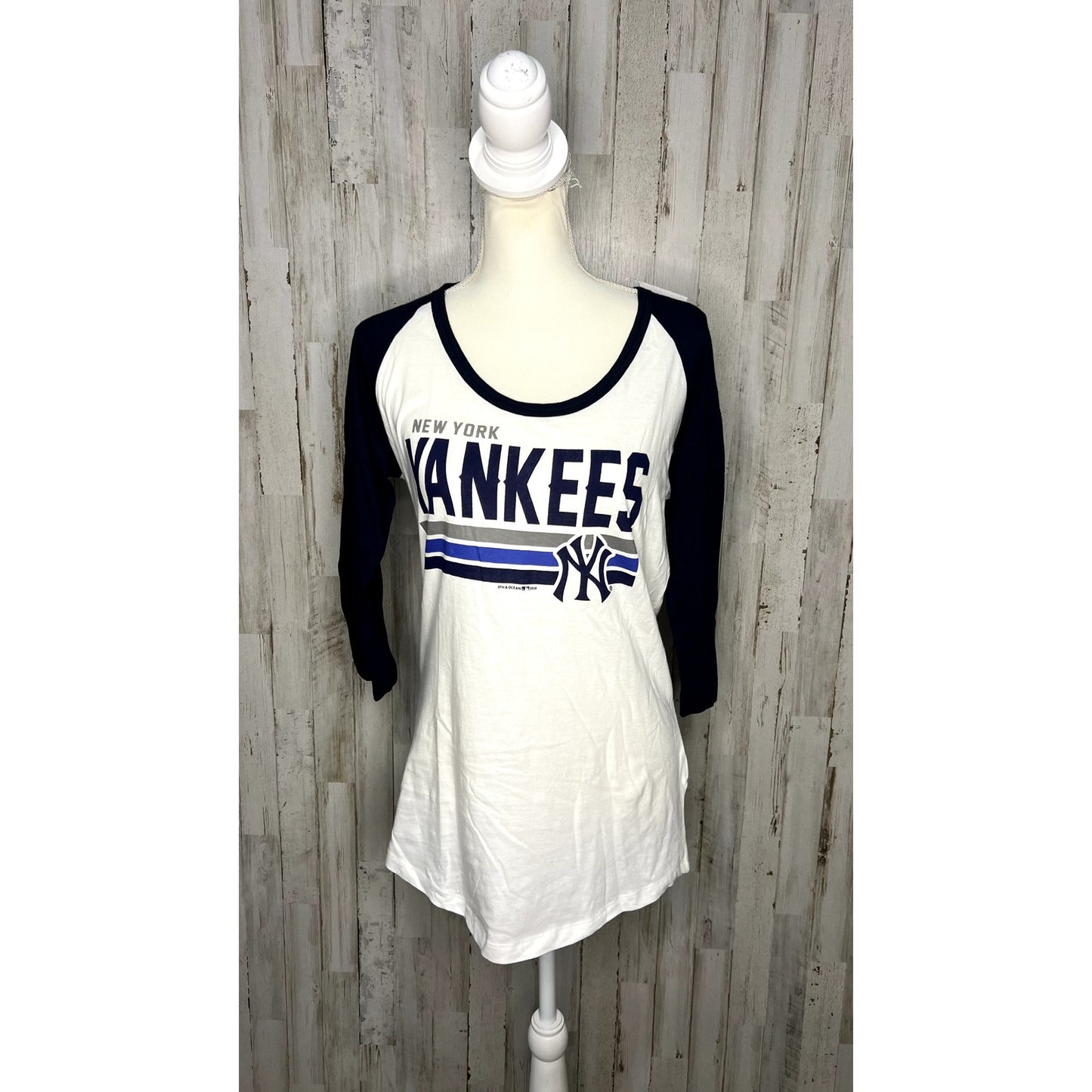 NWT Women's New York Yankees 3/4 Sleeve Raglan T-Shirt White/Blue Medium