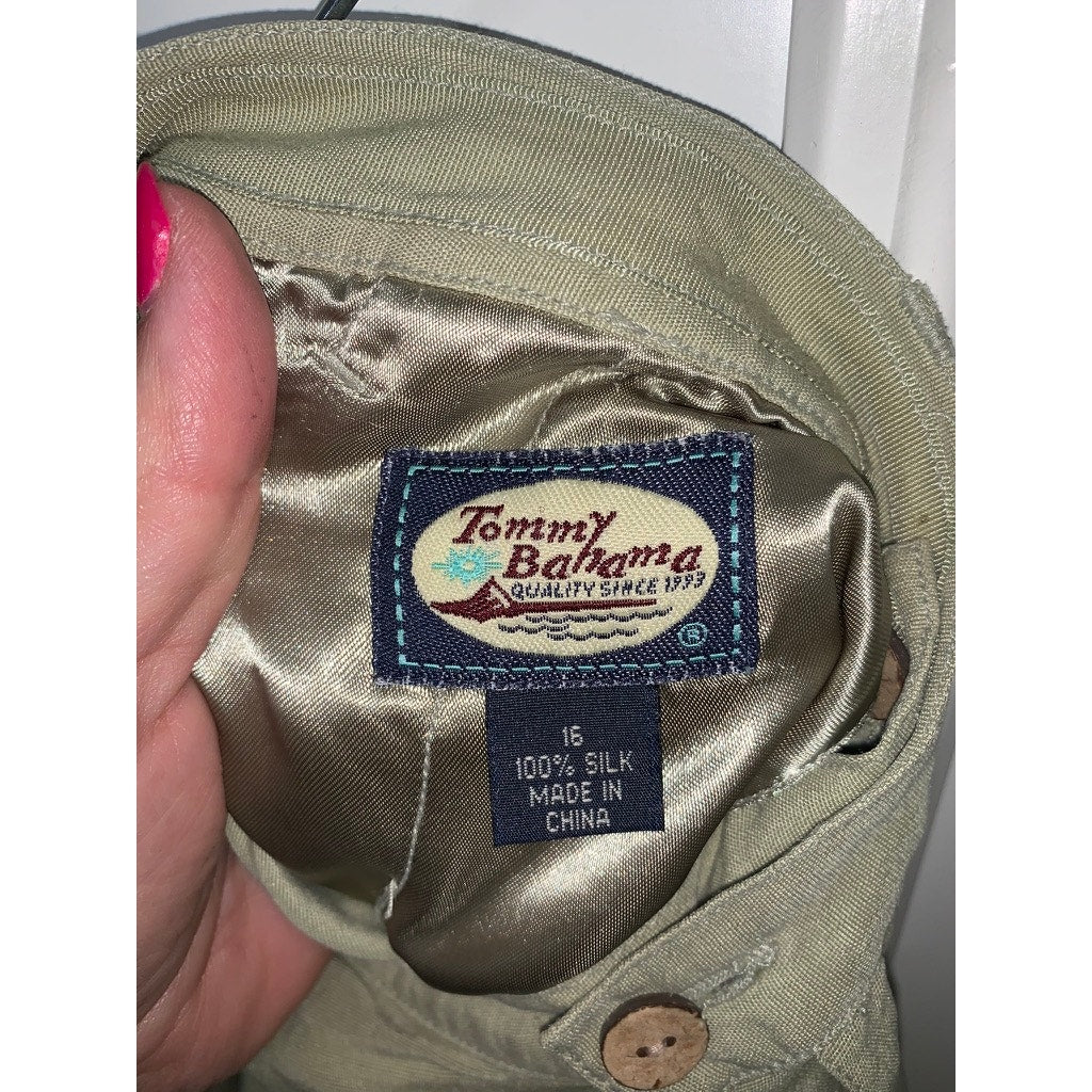 Tommy Bahama Women's Cargo Shorts Green Size 16 Solid Silk Casual