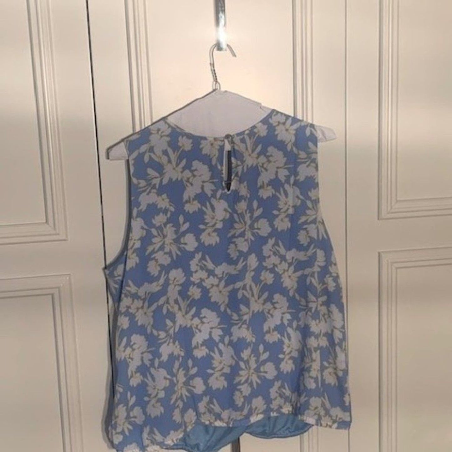 Liz Claiborne sleeveless blue v-neck shell