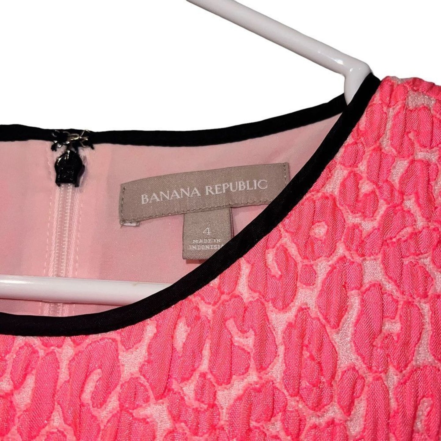 Banana Republic Dress Women's Size 4 Neon Pink Textured Sheath Knee Length