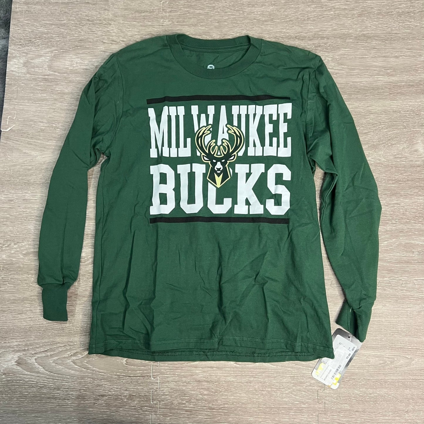 NWT Milwaukee Bucks Youth Long Sleeve T-Shirt Green Size Medium Basketball Logo