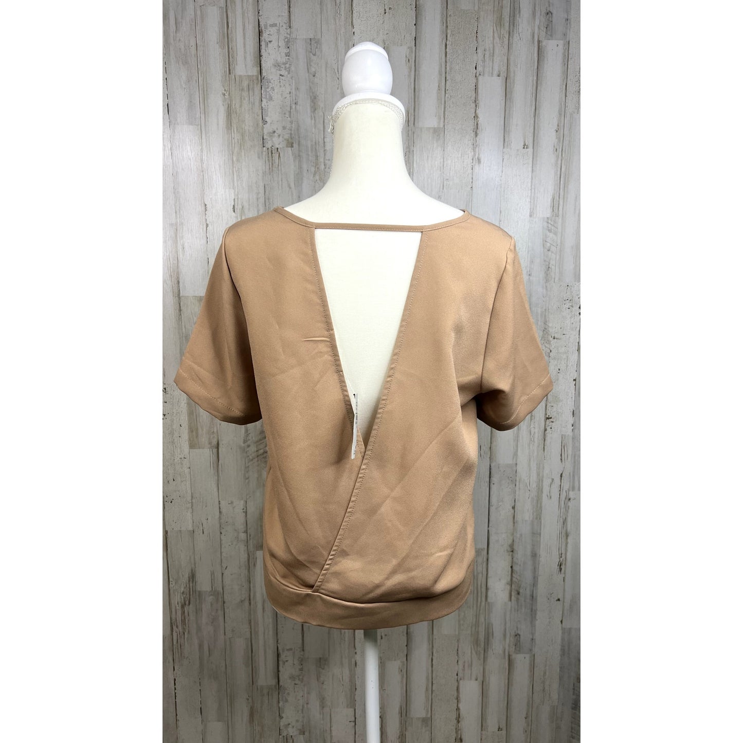 NWT Buckle Women's Taupe Short Sleeve Crew Neck Open-Back Top Size Small Casual