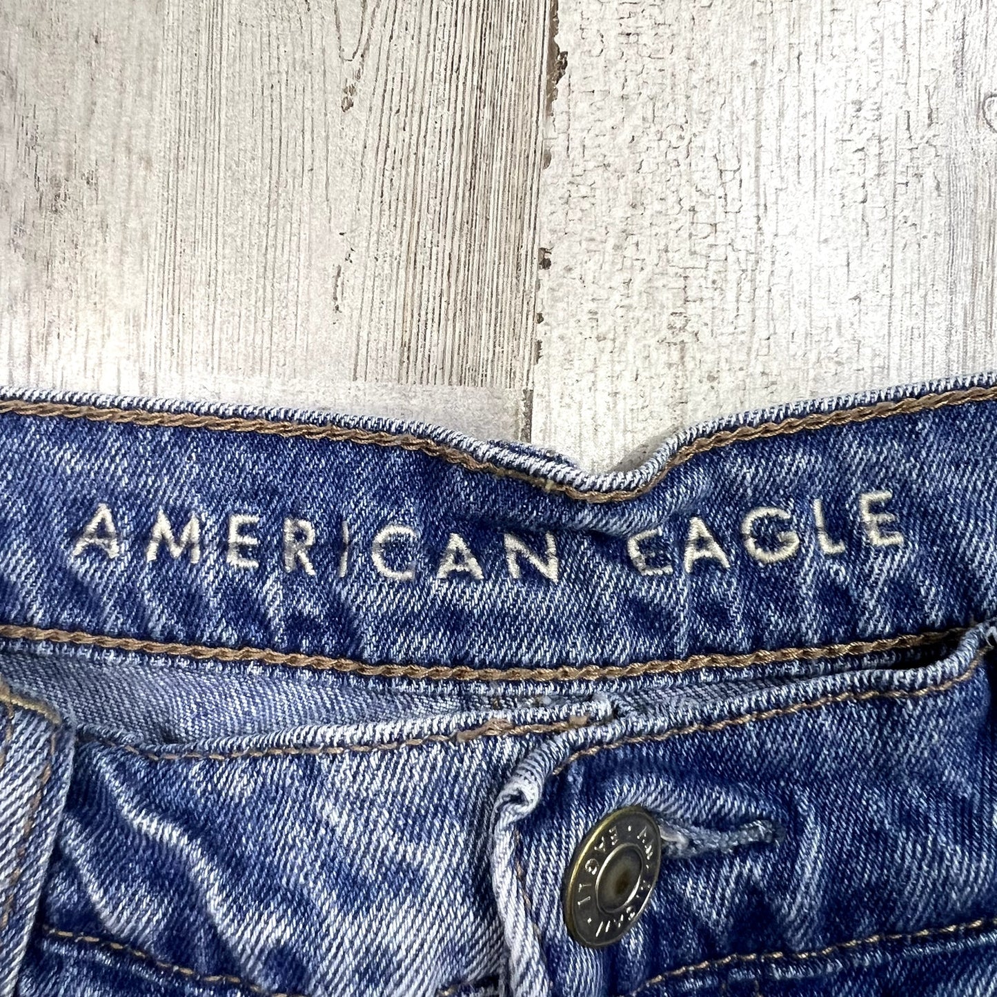 American Eagle Women's High Rise Mom Shorts Size 6 Blue Denim Cuffed Hem Casual