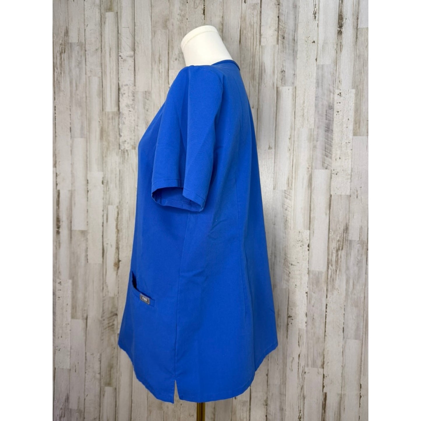 Figs Women's Casma 3 Pocket V-Neck Scrub Top Medium Blue Short Sleeve Workwear