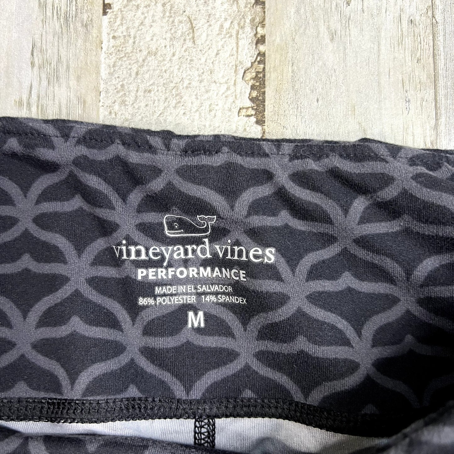 Vineyard Vines Womens Medium Cropped Performance Leggings Black Whale Tail Print