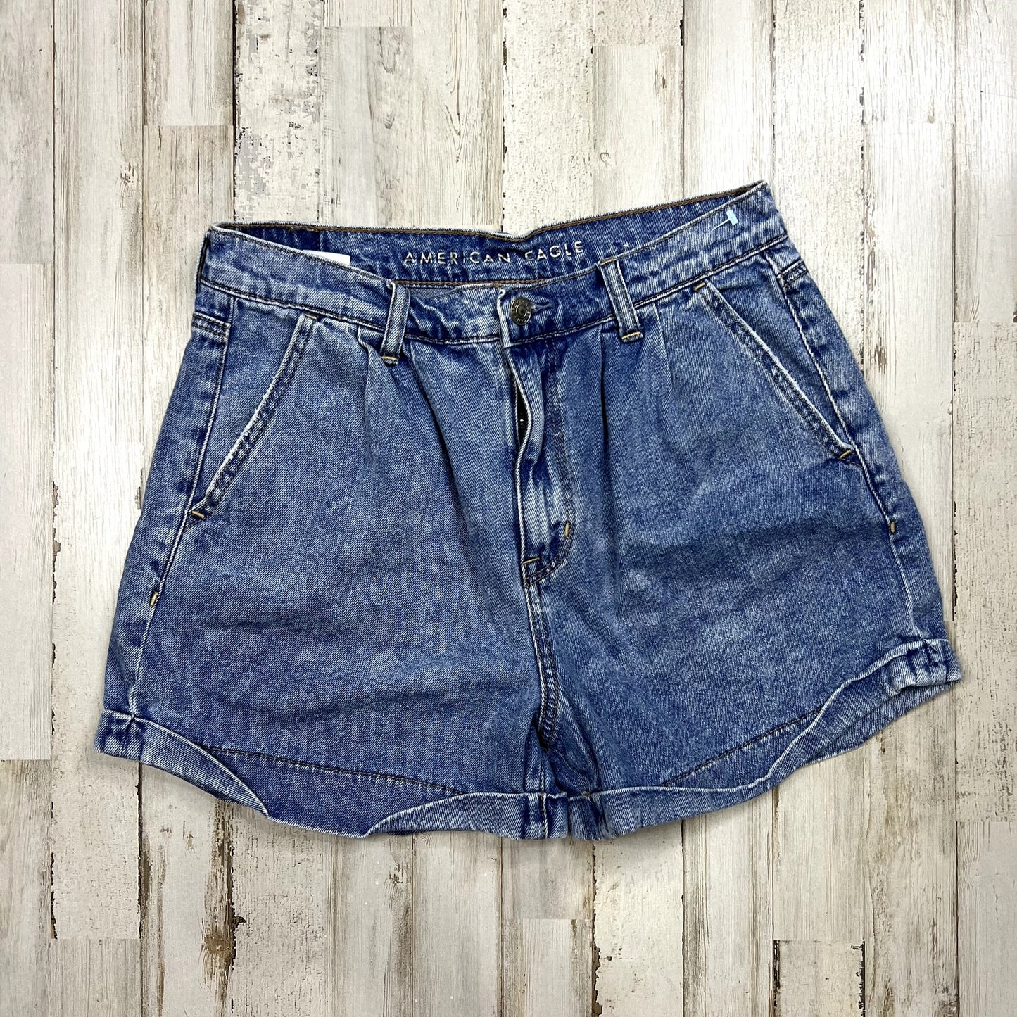 American Eagle Women's High Rise Mom Shorts Size 6 Blue Denim Cuffed Hem Casual