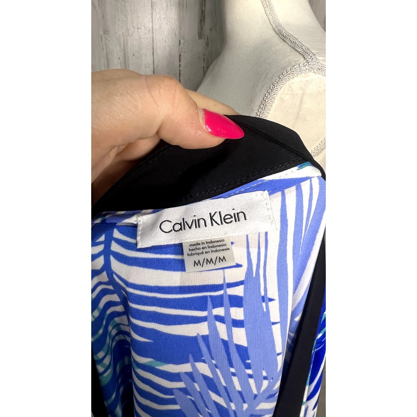 Calvin Klein Women's Medium Blue Palm Print Sleeveless V-Neck Sleeveless Blouse