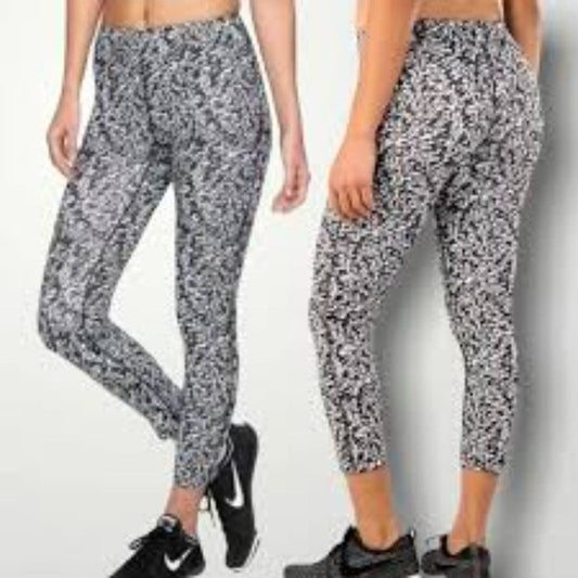 Women's Nike Essential Tight Fit Leggings Crop Black/White Small