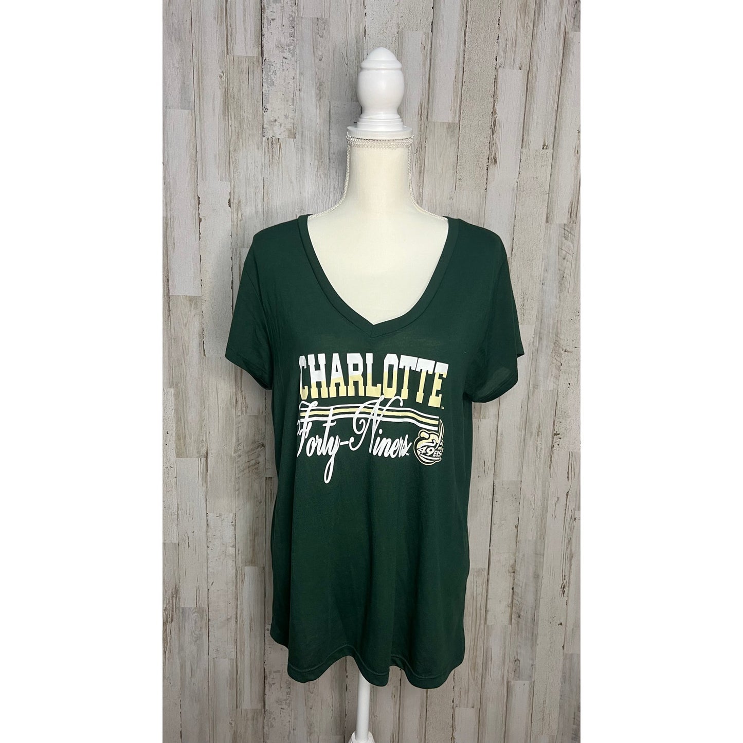 UNC Charlotte 49ers Women's V-Neck Green T-Shirt Size XXL Casual