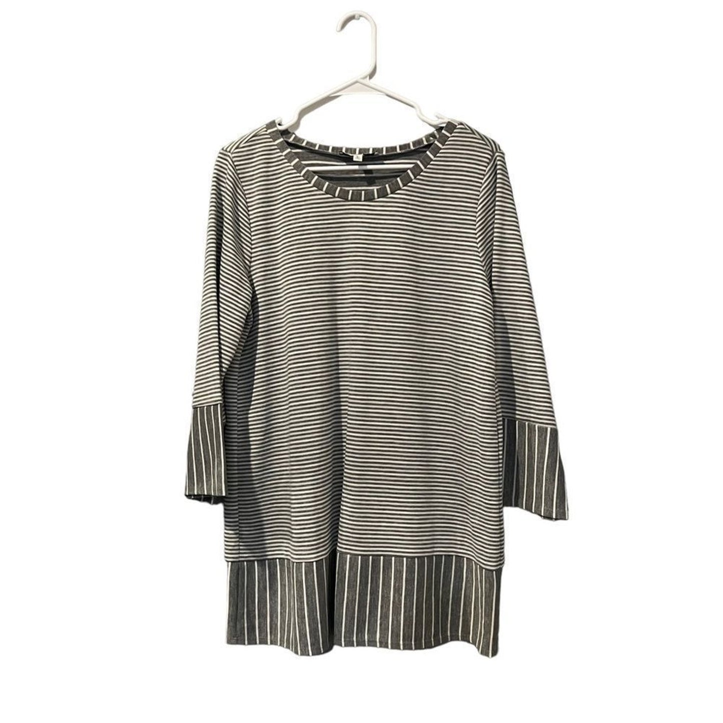 Chaus New York Tunic Top Womens Size Large Gray & White Striped 3/4 Sleeve