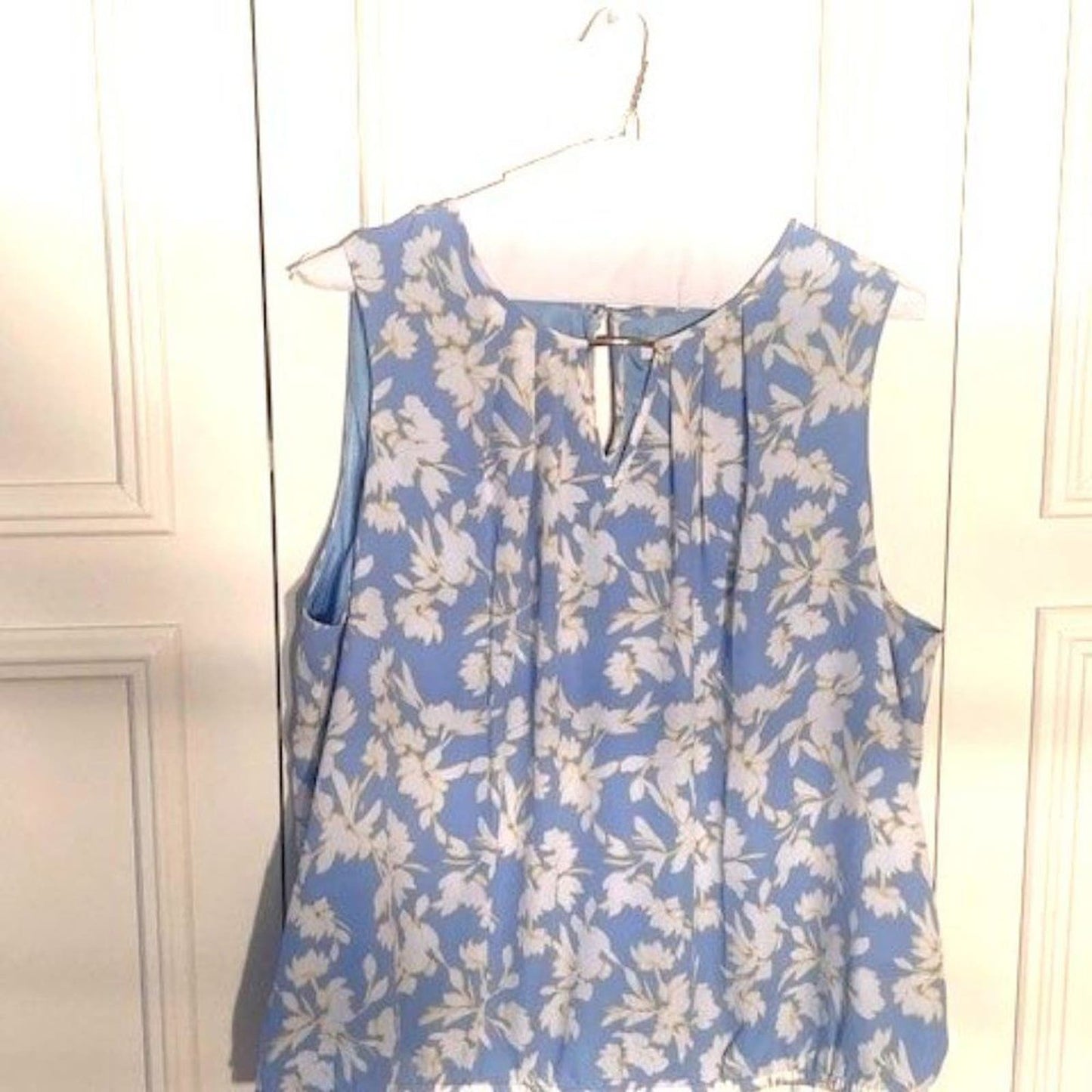 Liz Claiborne sleeveless blue v-neck shell