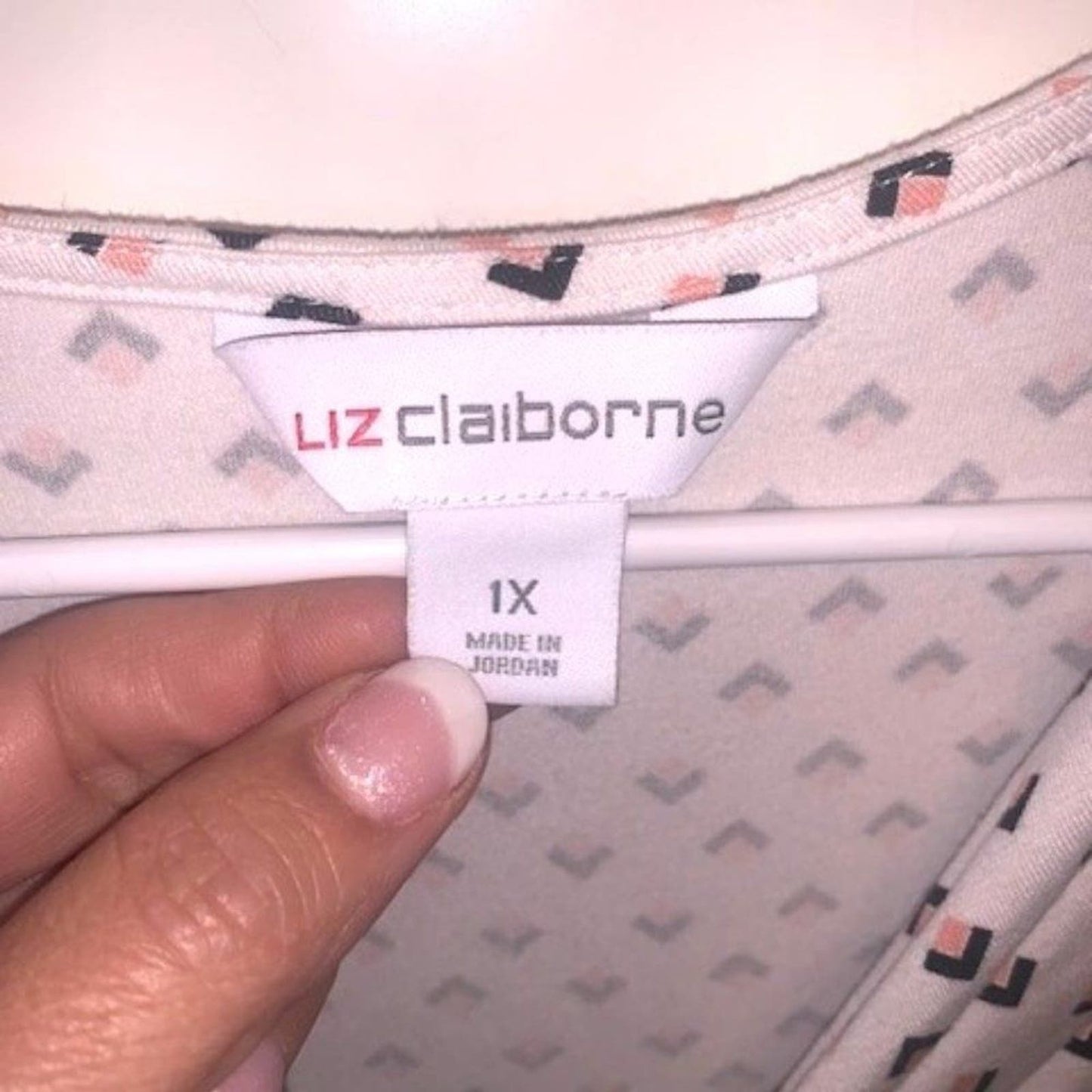 Liz Claiborne V-neck white short sleeve top 1X