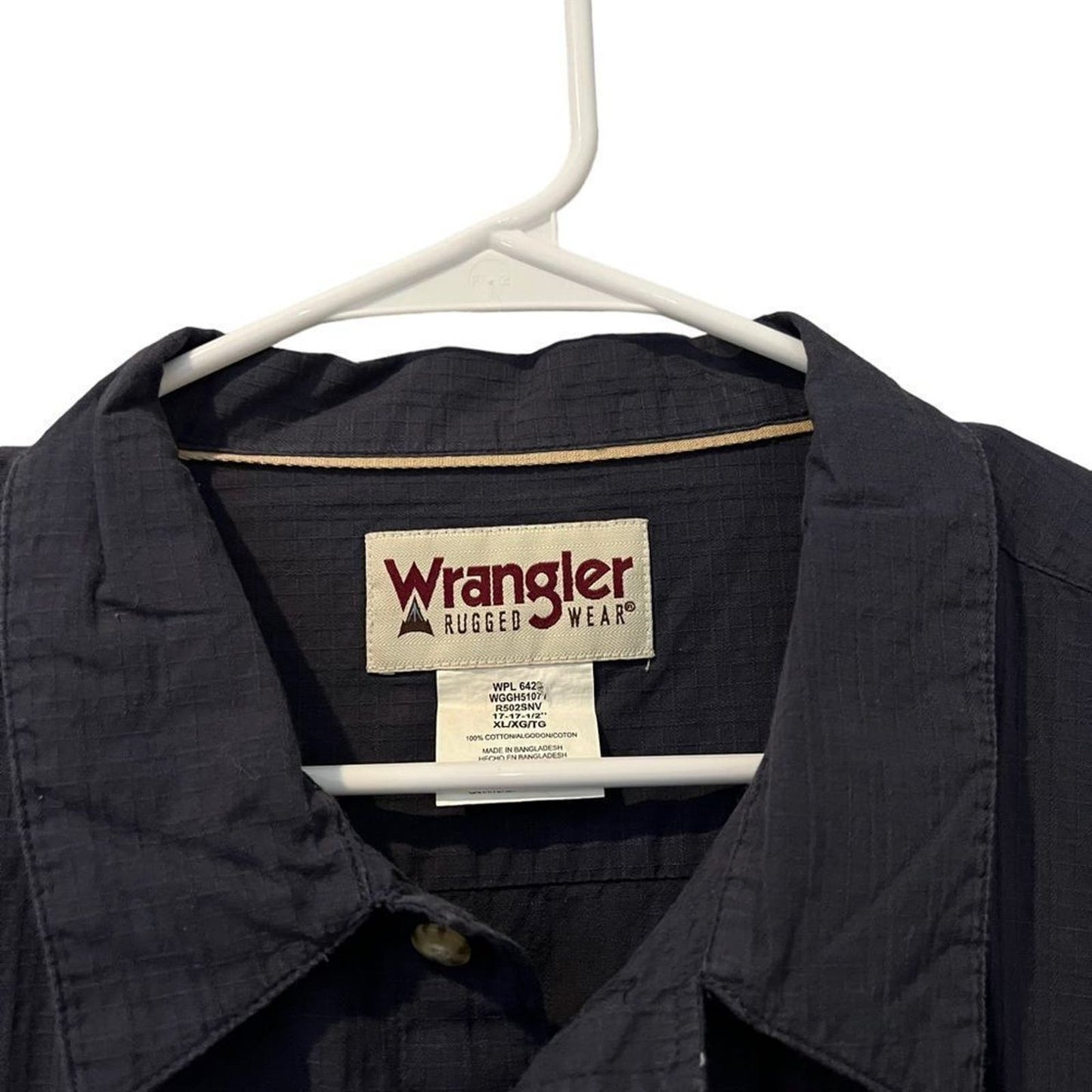 Vintage Men's XL Wrangler Rugged Wear Button Down Navy Blue Shirt