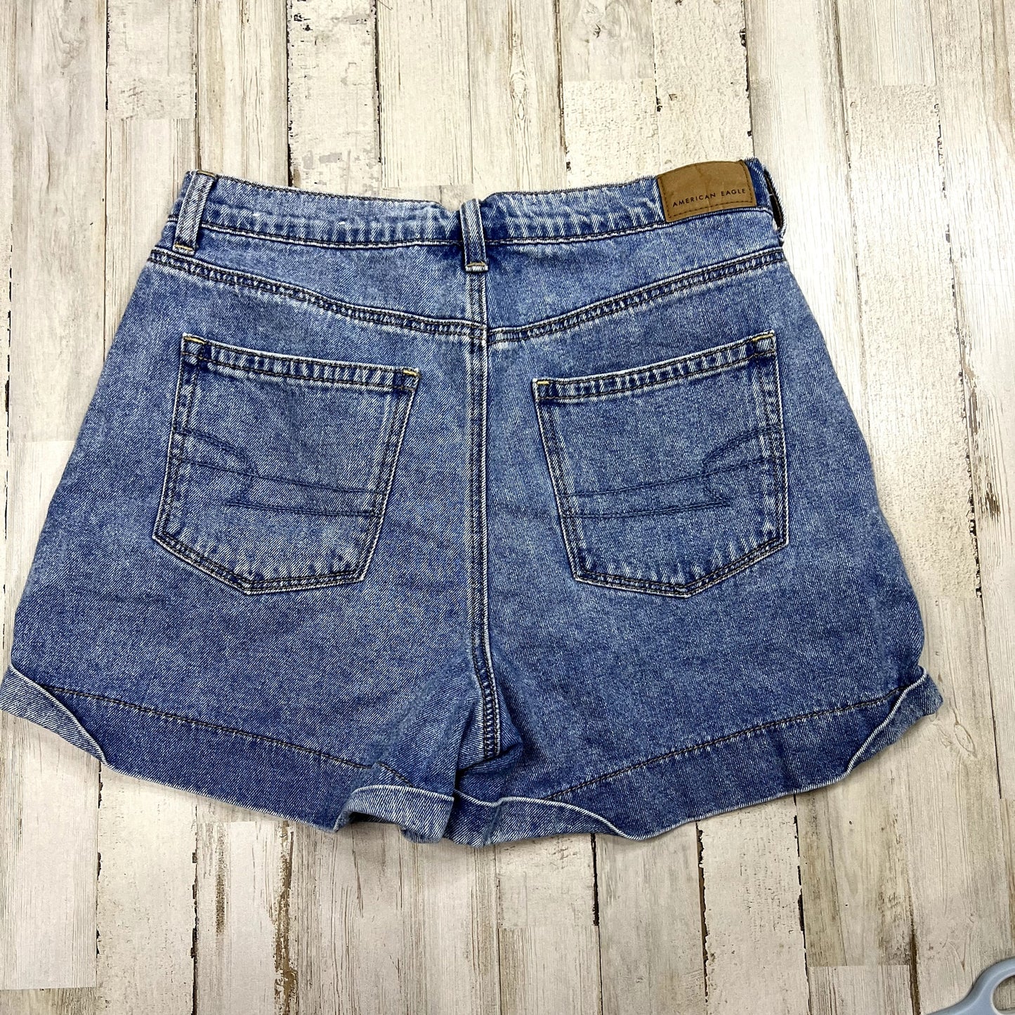 American Eagle Women's High Rise Mom Shorts Size 6 Blue Denim Cuffed Hem Casual