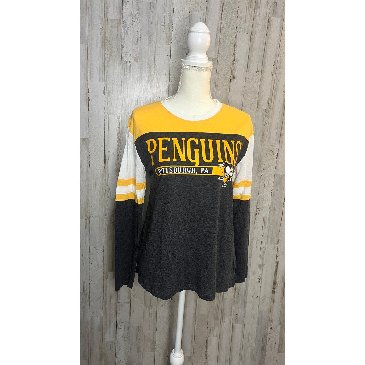 NWT Pittsburgh Penguins Women's Black Long Sleeve Graphic Hockey Shirt Medium