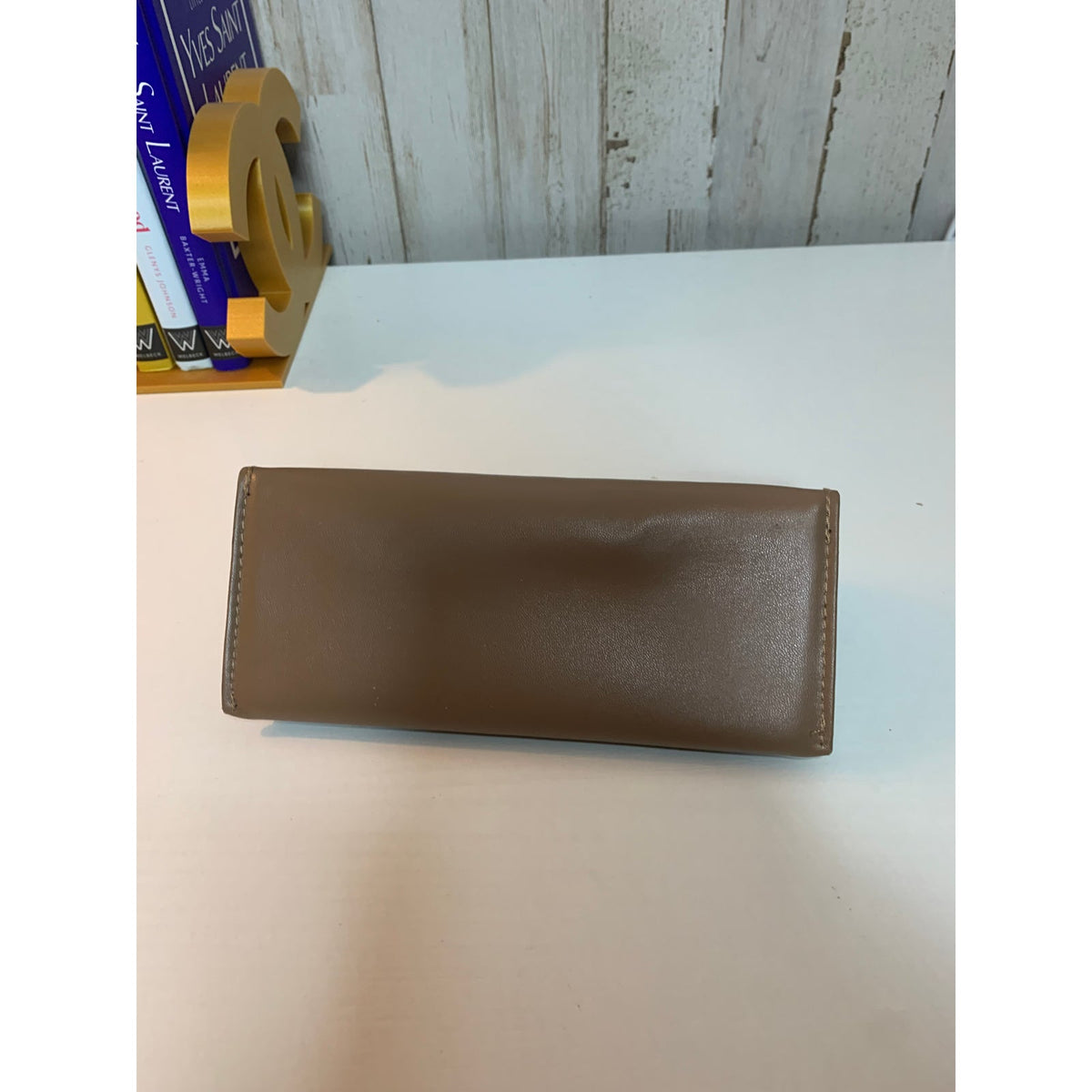 Burberry Case Womens Brown Hard Shell Clamshell Embossed Logo Protective