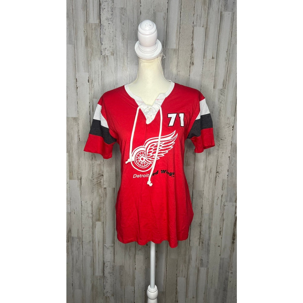 NWT Detroit Red Wings Womens Size Small #71 Larkin Lace-Up Short Sleeve T-Shirt