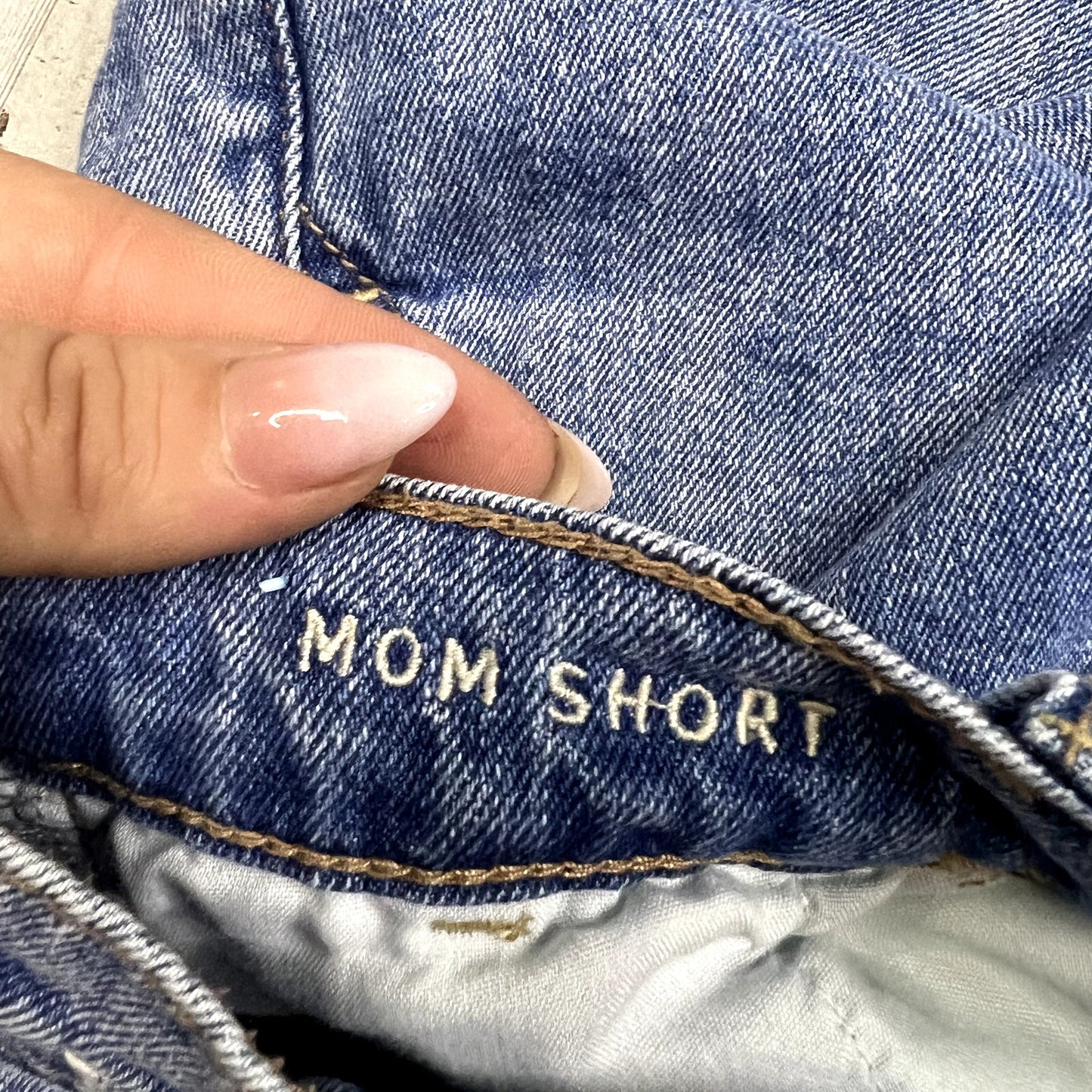 American Eagle Women's High Rise Mom Shorts Size 6 Blue Denim Cuffed Hem Casual