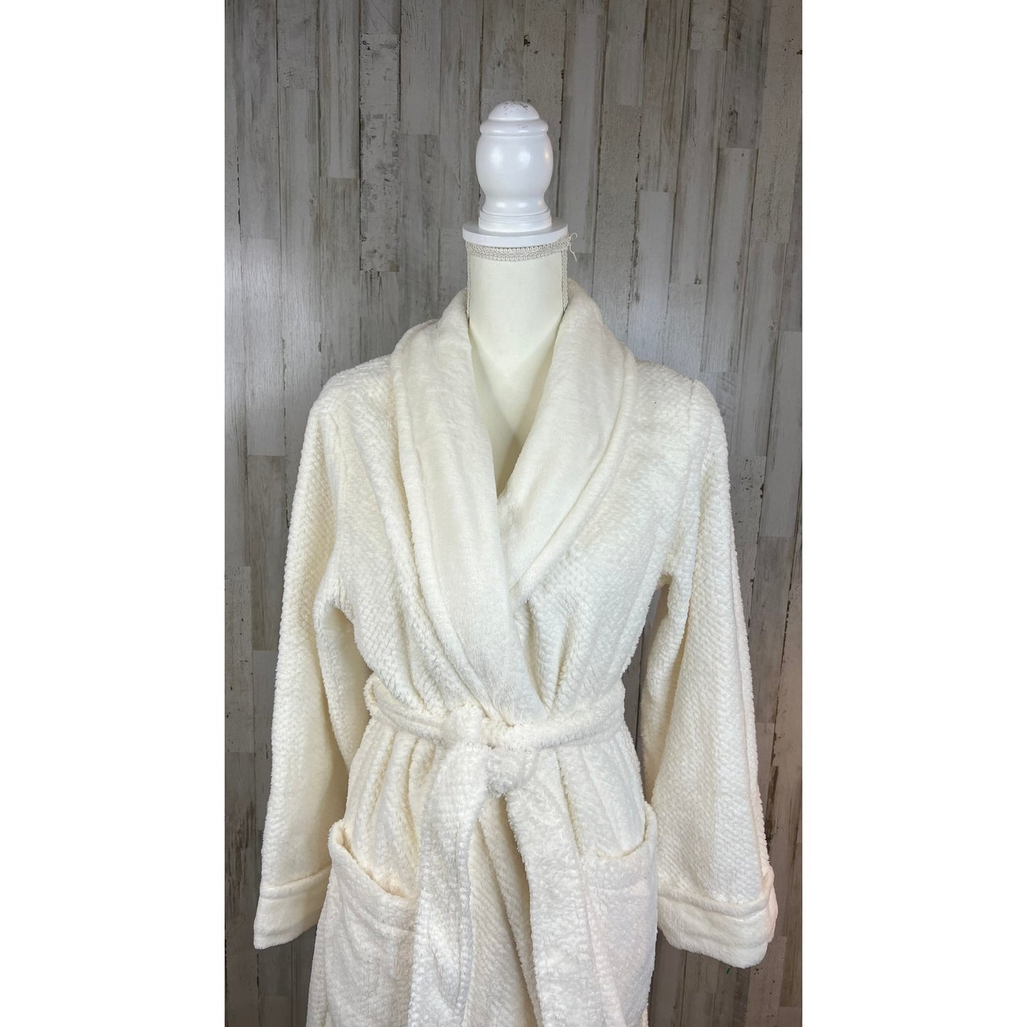 ULTA Women's S/M Fluffy White Bathrobe Tie Wrap Shawl Collar Soft Pockets